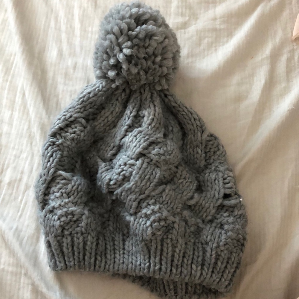 👽Grey Sweater Knit Beanie w/ Pom👽